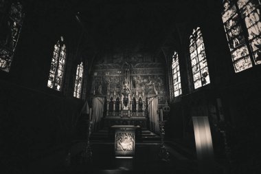 Monochrome 'daki Kutsal Kan Bazilikası' nın ana sunağı Bruges, Belçika