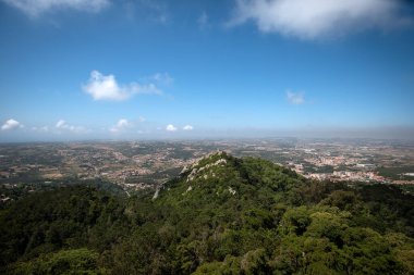 Sintra 'nın Yeşil Tepeleri' nin ortasındaki Moors Kalesi - Portekiz