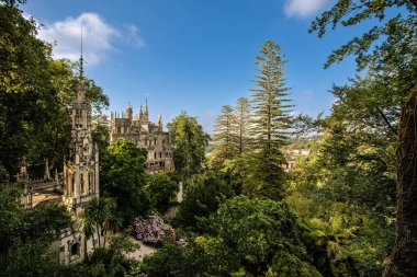 Quinta da Regaleira Sarayı Lush Yeşillik ile çevrili - Sintra, Portekiz
