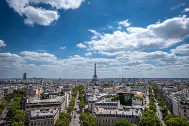 Eyfel Kulesi ve Paris Şehri Zafer Takı 'ndan bir yaz günü Paris, Fransa' da görüldü.