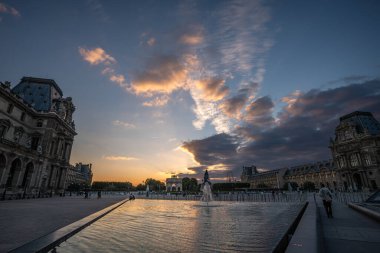 Louvre Çeşmesindeki Yansımalar Altın Saat Döneminde - Paris, Fransa