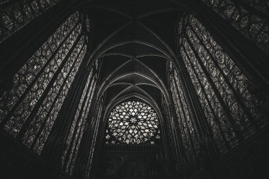 Siyah ve Beyaz Leke Pencereli Sainte-Chapelle Gotik İç mimarisi - Paris, Fransa
