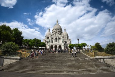 Montmartre 'deki Sacre-Coeur Bazilikası' na giden adımlar Paris, Fransa