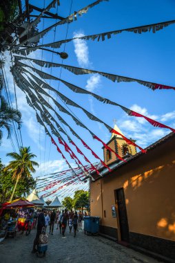Vila do Abraao, Ilha Grande 'deki Sömürge Kilisesi ile Şenlikli Sokak Sahnesi