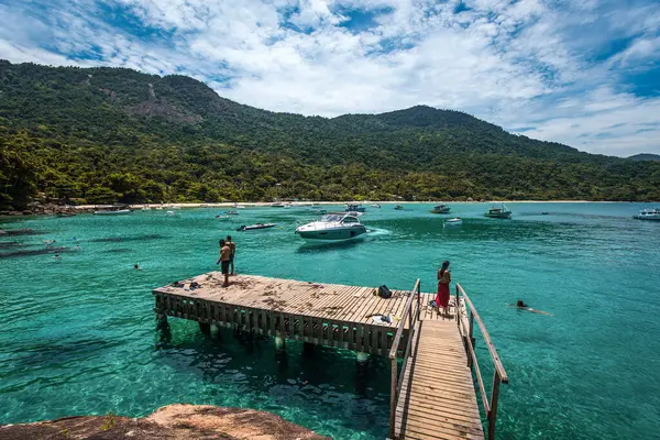 Angra dos Reis, Rio de Janeiro, Brezilya 'da Bir Ahşap İskelenin Üzerinde Yüzücüler ve Tekneler