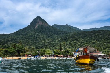 Balıkçı teknesiyle Vila do Abraao 'nun Rıhtım Manzarası - Ilha Grande, Rio de Janeiro, Brezilya