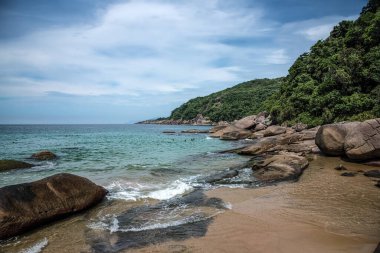 Rocky Shore ve Green Hills Angra dos Reis 'te bir kumsalda Rio de Janeiro, Brezilya