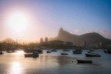 Guanabara Körfezi 'nde Corcovado Dağı' nda Pastel Günbatımı Gökyüzü Altında Rio de Janeiro, Brezilya