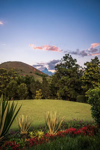 Uzak Dağlar Itaipava, Brezilya 'lı Bir Bahçede Gün Batımı Işığı