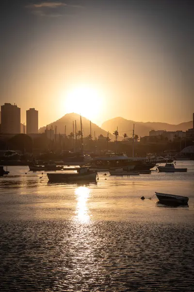 Altın Gün batımı Guanabara Körfezi üzerinde Urca Rio de Janeiro, Brezilya 'dan