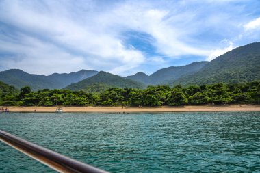 Uzak Plaj ve Orman Dağları Angra dos Reis, Brezilya 'da bir tekneden görüldü