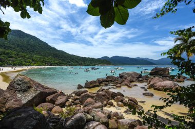 Rocky Shore ve Turkuaz Suları Angra dos Reis, Brezilya 'daki Tropikal Plajda