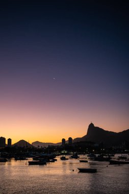 Hilal Ay ve Alacakaranlık Gökyüzü Urca ve Corcovado - Rio de Janeiro, Brezilya