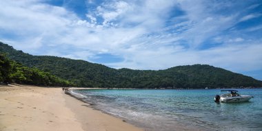 Angra dos Reis, Brezilya 'da Tropikal Sahilde Beyaz Tekne Çapalanıyor