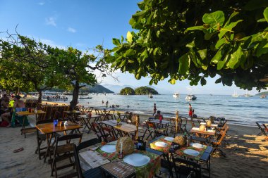 Vila do Abraao, Ilha Grande, Rio de Janeiro, Brezilya 'da Tekneler ve Sakin Sularla Sahil Yemeği