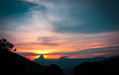 Itaipava 'da Sunset' te Parlak Gökyüzü ve Dağ Manzarası