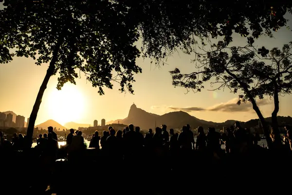 Corcovado Dağı - Rio de Janeiro, Brezilya ile Urca Rıhtımı 'nda Gün Batımını İzleyen İnsanların Silüetleri