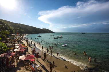 Joao Fernandes Sahili 'nde kalabalık sahil ve tekneler, Buzios