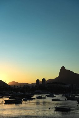 Günbatımında Corcovado Silhouette ile birlikte Guanabara Körfezi 'nde demirlemiş tekneler - Rio de Janeiro, Brezilya
