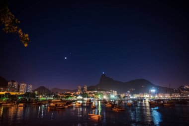 Gece Hilal Ayı Urca ve Corcovado Dağı - Rio de Janeiro, Brezilya