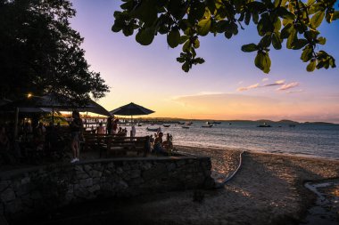 Günbatımında Porto da Barra 'daki Beachfront Bars' da Dinlenen İnsanlar - Buzios, Brezilya