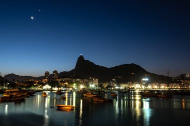 Hilal Ay 'ın altındaki Corcovado Dağı ve Guanabara Körfezi' nin Uzun Marş Gecesi Manzarası Rio de Janeiro, Brezilya