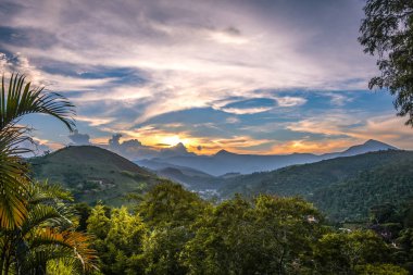 Alacakaranlıktaki Ağaçlar Tarafından Çerçevelenmiş Itaipava Vadisi Manzarası - Brezilya