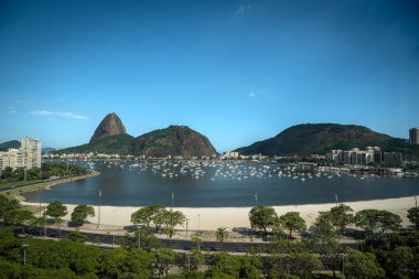 Güneşli bir günde Botafogo Plajı ve Sugarloaf Dağı - Rio de Janeiro, Brezilya