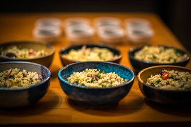 Seramik Kâselerde Taze Kuskus Tabakları