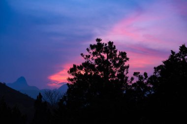 Brezilya, Itaipava 'da Alacakaranlık Pembe ve Mor Bulutlarla Dağ Silueti