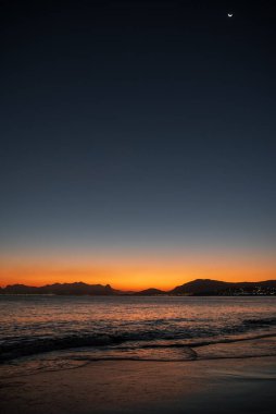 Günbatımı Itaipu Sahili üzerinde gökyüzünde Hilal Ay ile - Niteroi, Rio de Janeiro, Brezilya