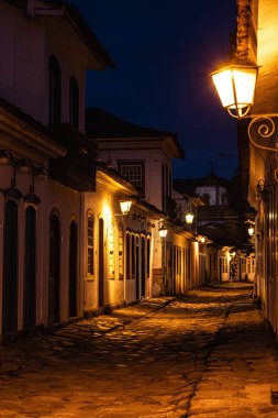 Paraty, Brezilya 'da Koloni Fenerleri Tarafından aydınlatılan Çakıl Taşı Geçidi