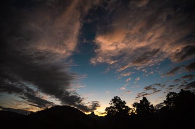 Itaipava, Brezilya 'da Altın Saat Gökyüzü ve Orman Silüetleri