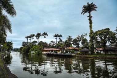 Paraty, Brezilya 'da Tropikal Evler ve Palmiyelerle Kanal Görünümü