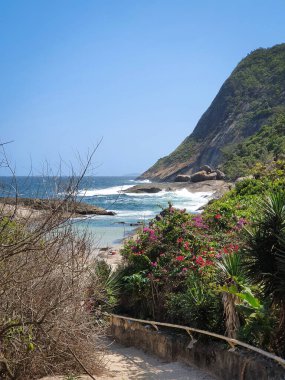 Okyanus manzaralı sahil yolu Itacoatiara Plajı - Niteroi, Rio de Janeiro, Brezilya