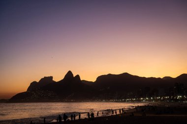 Morro Dois Irmaos Silhouette ile Ipanema Sahili üzerinde Alacakaranlık - Rio de Janeiro, Brezilya
