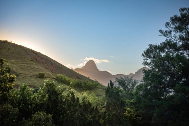 Brezilya, Itaipava 'da Günbatımında Clear Sky ve Green Valley