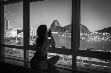 Botafogo Körfezi 'ni Çerçeveleyen Genç Kadın ve Siyah ve Beyaz Pencere' den Şekerli Dağ - Rio de Janeiro, Brezilya