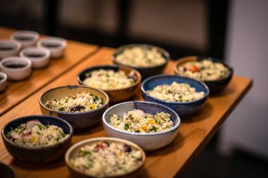 Tahta Masadaki Seramik Kâselerde Sağlıklı Kuskus Porsiyonları