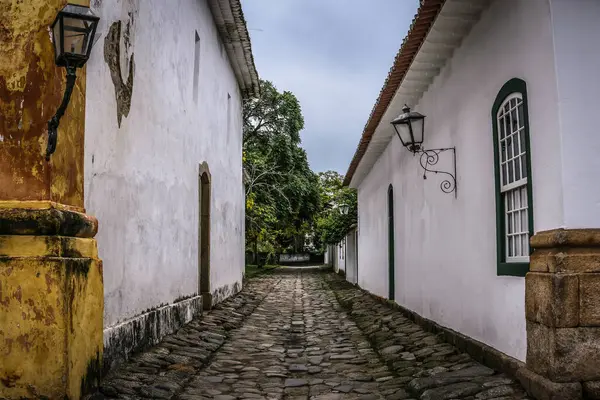 Paraty 'deki Miras Binaları Arasındaki Çakıl Taşı Yolu Rio de Janeiro, Brezilya