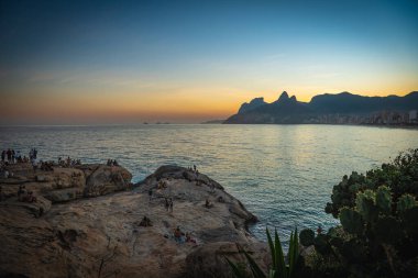 Arpoador Kayalıklarında Altın Saat Morro Dois Irmaos ile Arka planda Rio de Janeiro, Brezilya
