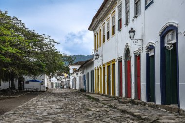 Brezilya 'nın Paraty şehrinde Renkli Kapılı Koloni Sokağı