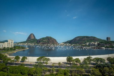 Bir Yaz Gününde Sugarloaf Dağı ve Botafogo Sahili 'nin Panoramik Manzarası - Rio de Janeiro, Brezilya