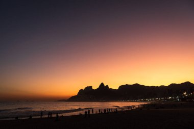 Arpoador üzerinde gün batımı Morro Dois Irmaos ile Arka planda Rio de Janeiro, Brezilya
