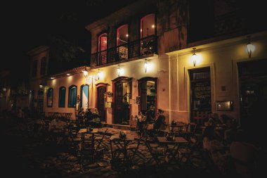 Paraty, Brezilya 'da Bir Restoranın Dışında Akşamın Tadını Çıkaranlar