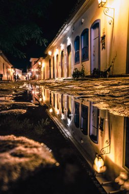 Paraty 'deki Gece Göletinde Koloni Sokağı Yansıtılıyor Rio de Janeiro, Brezilya
