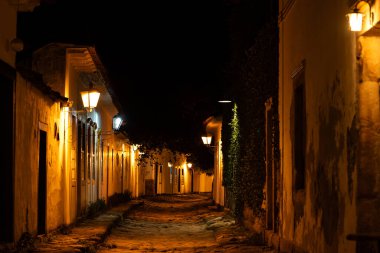 Paraty, Brezilya 'da Sessiz Bir Gece Sıcak Sokak Işığı