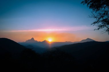 Itaipava, Brezilya 'da Gradien Sunsett Sky ve Mountain Siluetleri