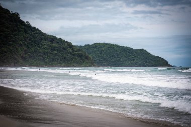 Brezilya 'nın Ubatuba kentindeki Itamambuca Sahili Bulutlu Gökyüzünün Altında