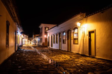 Brezilya 'daki Old Town Paraty' de yağmura batırılmış kaldırım taşı caddesi